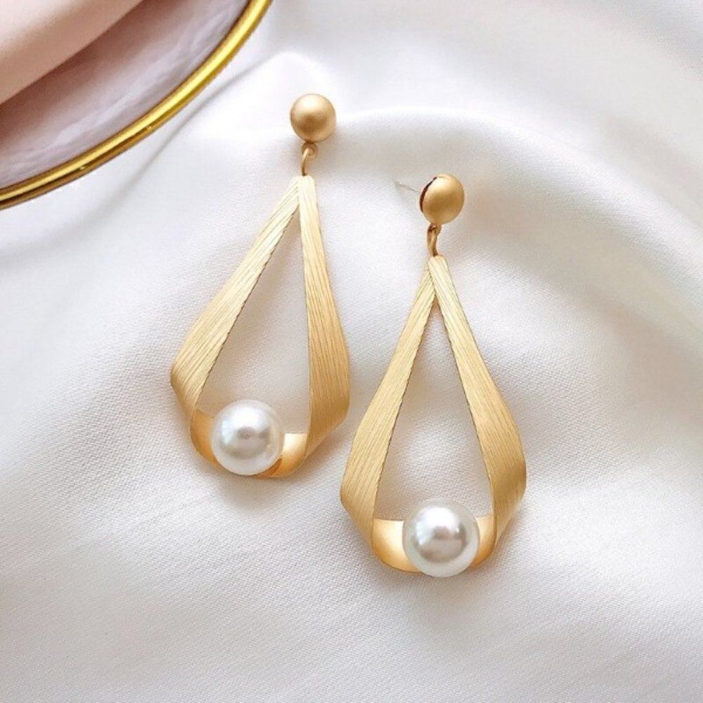 GOLD GEOMETRIC PEARL DANGLE EARRINGS